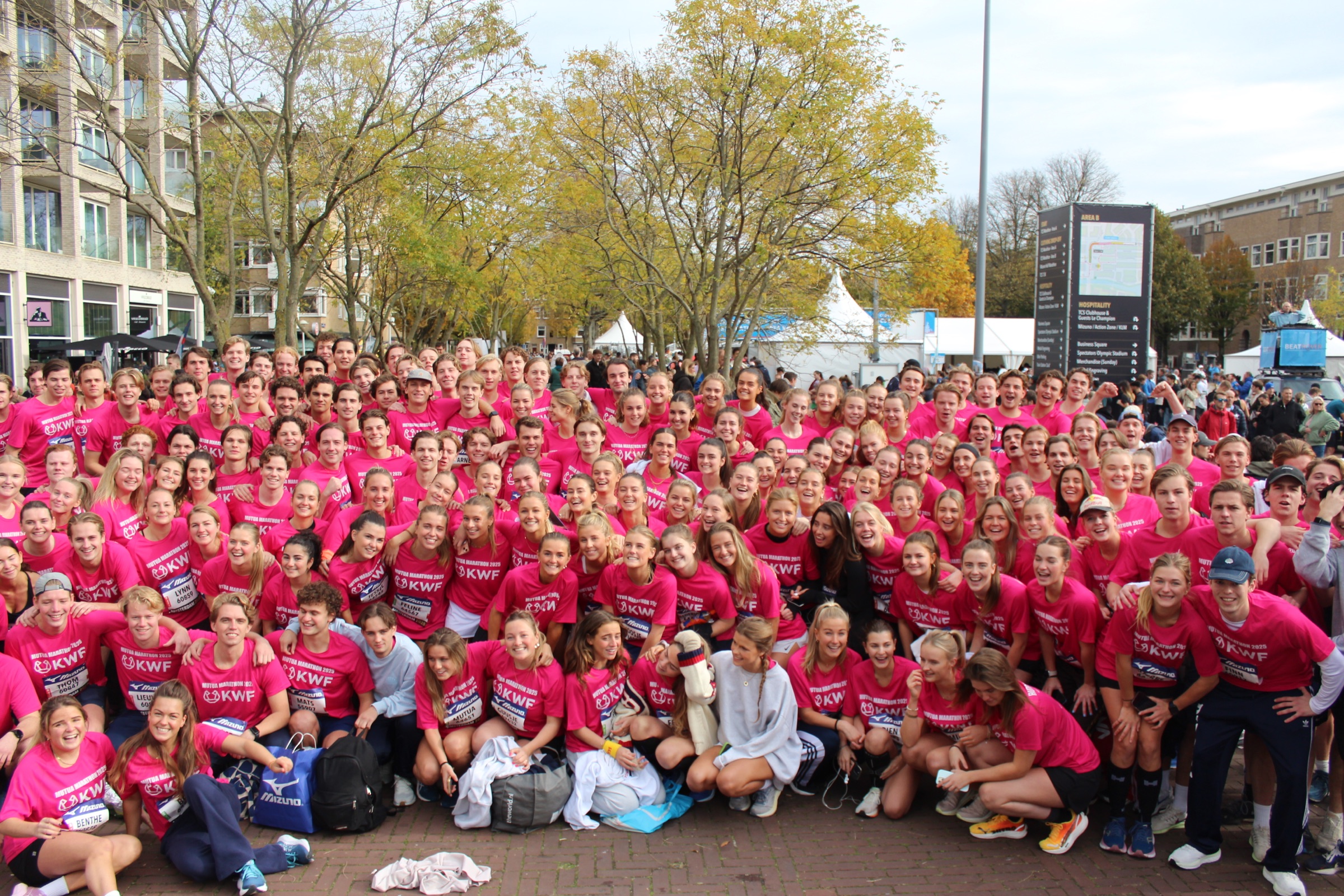 De deelnemers van Mutua Marathon in roze shirts bij de Amsterdam Marathon